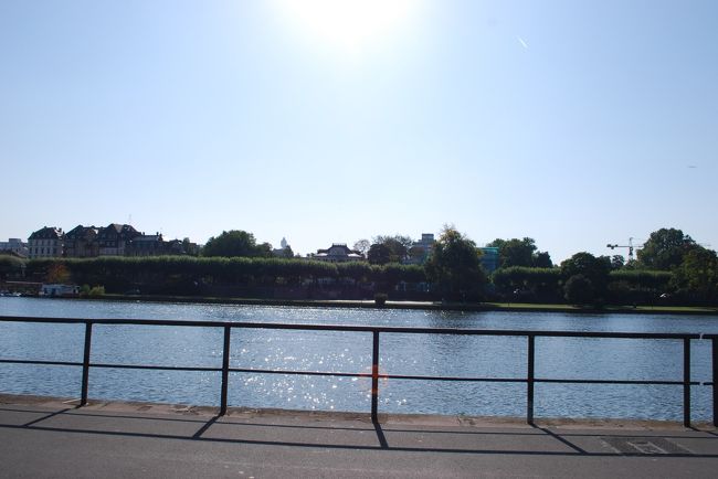 イスに座ると、前は川と緑と青空。