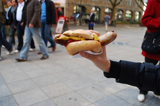 お昼ごはんを探して歩き回っていたら、こんなにおいしそうなドイツらしいものがありました。