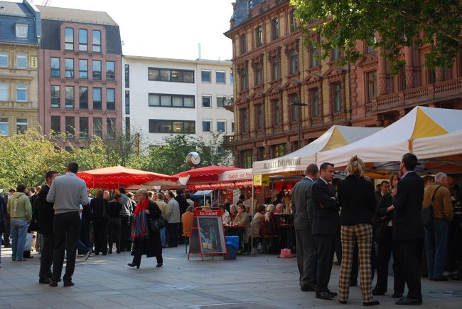 いろんなお店が出ていました。<br />お肉やさんの出しているブースに並んでソーセージドッグを買いました。