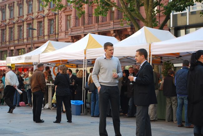 お昼の時間でしたが、すごいです。<br />みなさんビルから出てきて、仕事のお昼休みなのに、<br />普通にお酒飲んでます(笑）<br />しかし、みんな楽しそうです。<br /><br />なんか、毎日自席で仕出し弁当を食べている自分がかわいそうになってきました。うらやましぃ〜