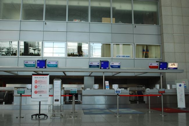 やはりまだオープンしていません。<br />この後1時間ほど待って、無事チェックインすることができました。<br /><br />そう、チェックインです。しかし、空席待ちなので、飛び立てるか飛び立てないかは、乗客がどれくらい来るか来ないかにかかっているのです。