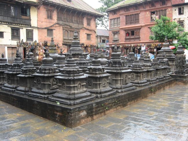 なにやらストゥーパが並びます。