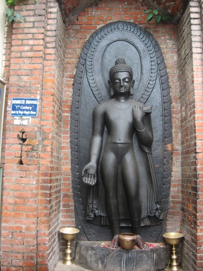 これは、７世紀に作られた仏陀像だそうです。