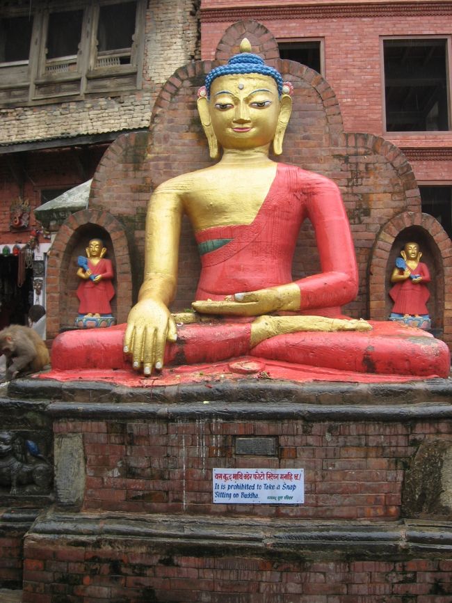 カラフルな仏陀増。そして、その下にプレートが見えると思いますが、ここには「この上で昼寝をしないように」と書かれてありました。仏陀像の上で昼寝をする不届きものがいるのか、、、、、。