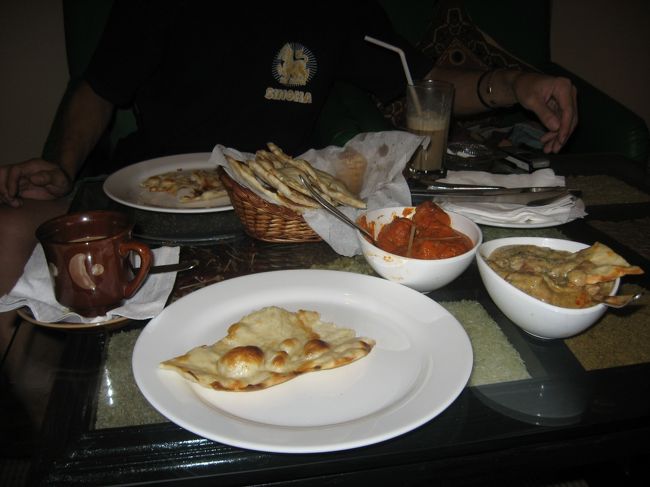 今日のお昼ごはんはこれ。ほとんど地元の大衆食堂か、友人の家でごはんを済ませてきましたが、今日はすこしきれいめの感じのインド料理店でカレーをいただきます。やっぱり、カレーはナンで食べるのがいいですね。