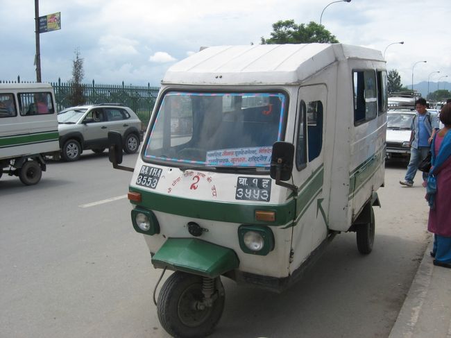 短距離移動はこれ、乗り合いバス（？）です。なんと！この乗り物は電動。びっくりです。