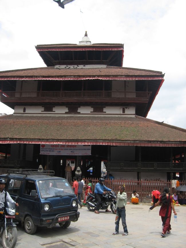 到着したのはダルバールスクウェア。ここは、カトマンドゥ王宮で、首都カトマンドゥの名前の由来になった場所だそうです。