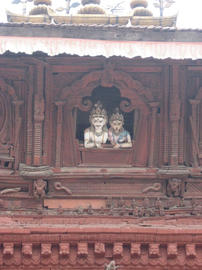 シヴァ神とその妻パールバティーの像です。これも、３X３EYESファンとしては見逃せません。