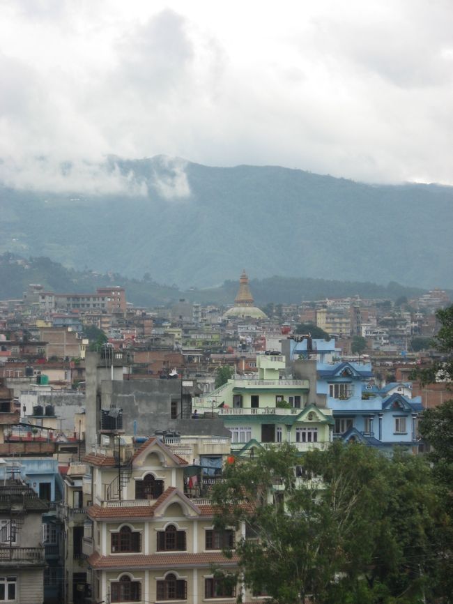 ここも丘の上にあり、景色がいいのですが、やはり雨期と言うことで曇り空。あまり何も見えません。