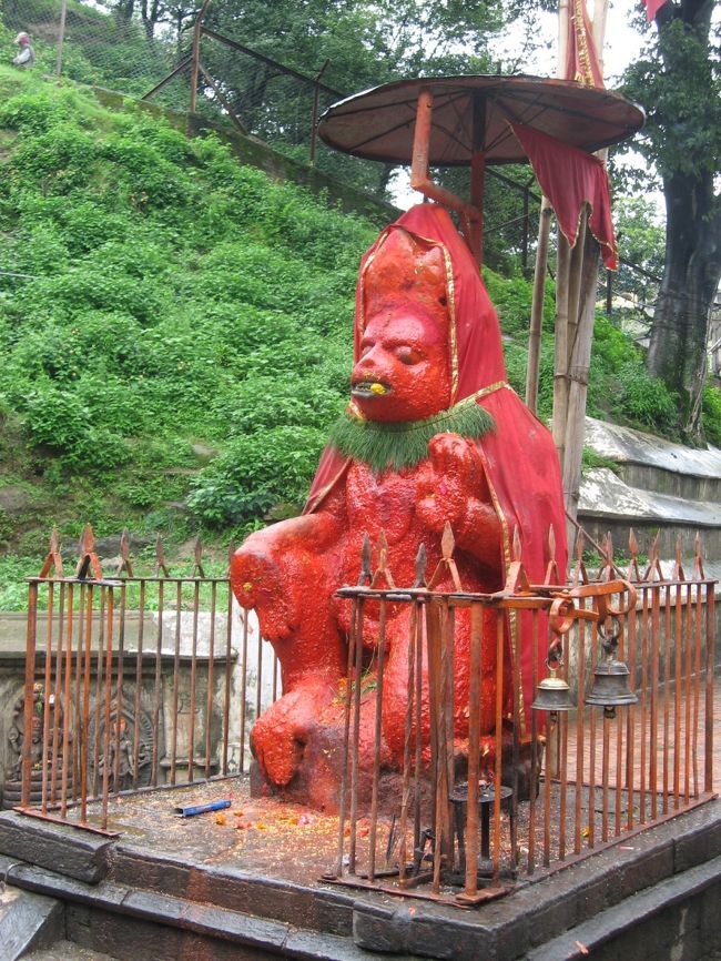 川沿いにはこんな仏像もありました。どうやら、お祈りする際には赤い塗料のようなものを塗るようで（金粉を貼り付けるようなものでしょうか）、真っ赤に染まっていました。