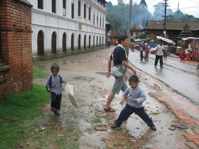 いったんすべてを見て回って帰りには、子どもたちが遊んでいました。