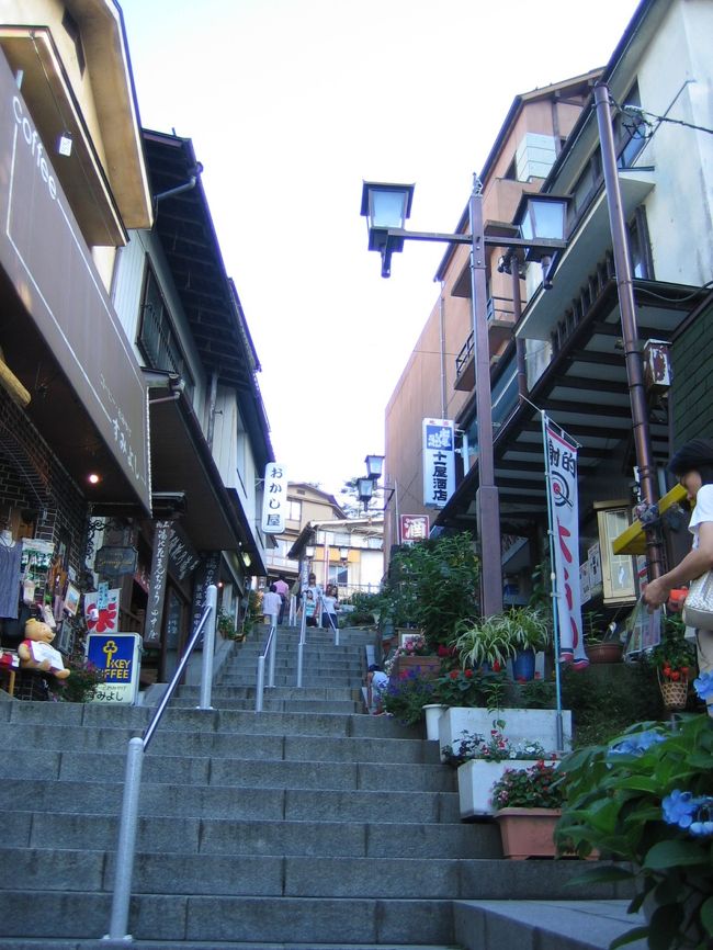 チェックインした後は<br />伊香保温泉街を散策・・<br /><br />温泉街らしい石段が延々と続きます<br /><br />こじんまりとしていて1時間もあれば十分散策できちゃいます