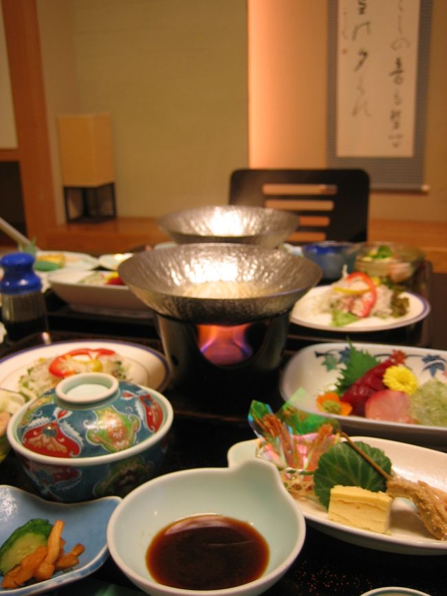 さて、お部屋に帰って夕食です♪<br /><br />お部屋に運んでくれるので<br />ゆったりと食べられます