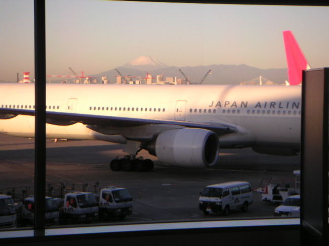 朝、４時半にタクシーを予約。<br />町田５時発の羽田行きバスに乗車し、<br />羽田到着。<br />早すぎたなぁ〜。<br /><br />出発ロビーから見えた富士山が綺麗でした。