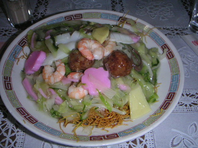 お昼はやっぱりチャンポンか、皿うどんかな？<br />悩んだ挙句、１番並んでいたお店で皿うどんを注文。<br /><br />想像していたより、かなり甘めの味付けでしたぁ。<br />