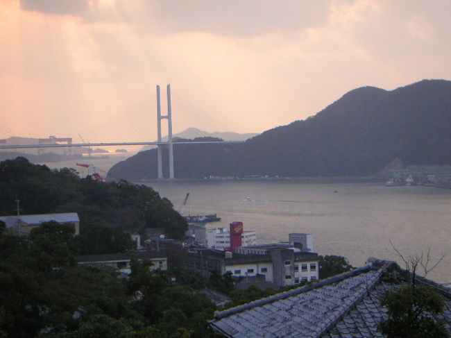 天主堂の前をとおり、グラバー園へ。<br /><br />そこから見た景色です。<br /><br />余りに定番なので、どうしようか迷ったけど、<br />行ってよかったです。<br /><br />修学旅行生の間で話題のハートストーンも<br />みつけちゃった。