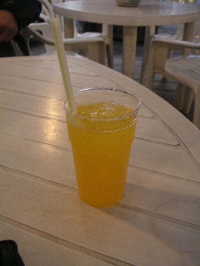 天主堂のそばの果物のお土産屋さんで、<br />ポンカンジュースを飲みました。<br /><br />ざぼんジュースもあります！