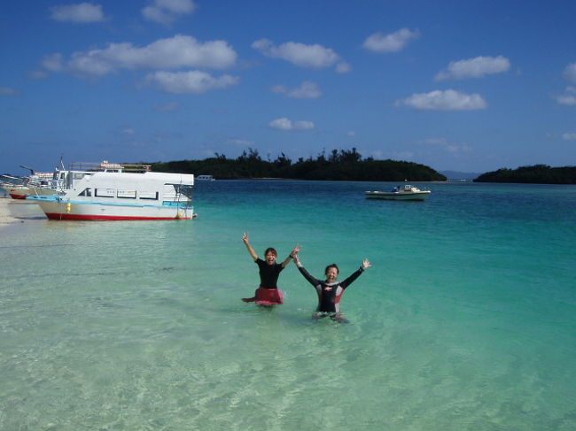 なんとボートの係留場所は川平湾！！<br /><br />キレイな川平湾に、友達と大喜び。<br />川平湾は遊泳禁止ですが、かなり水遊びしました♪<br />まぁ、泳いで無いし、ボートのとなりだしね。<br /><br />夏はハブクラゲが多くて、<br />こんな事は出来ないらしいです。