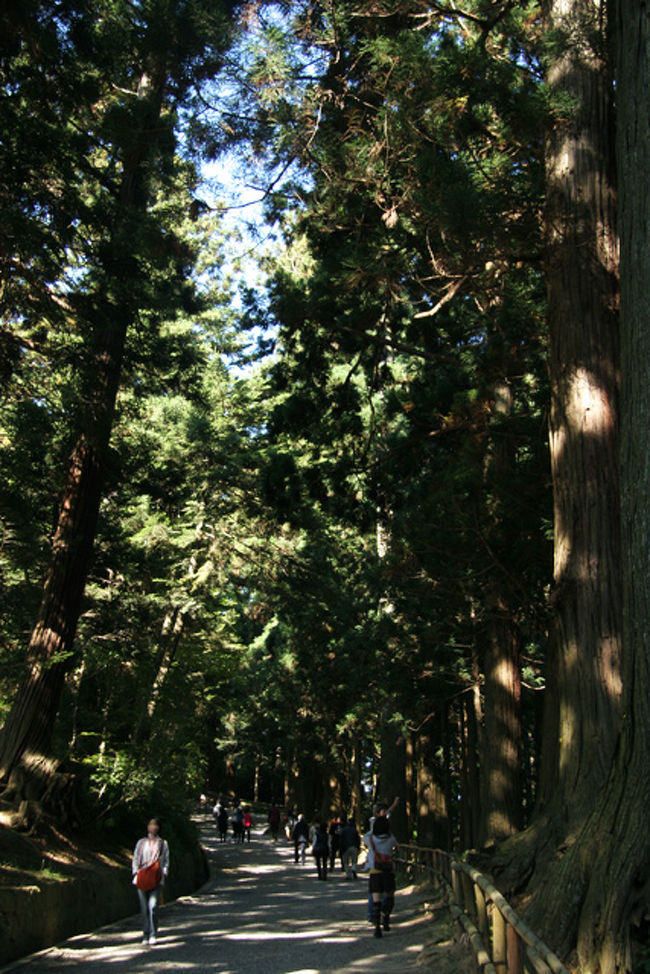 1時間40分ほどで、中尊寺前に到着しました。<br />月見坂を登って行きます。