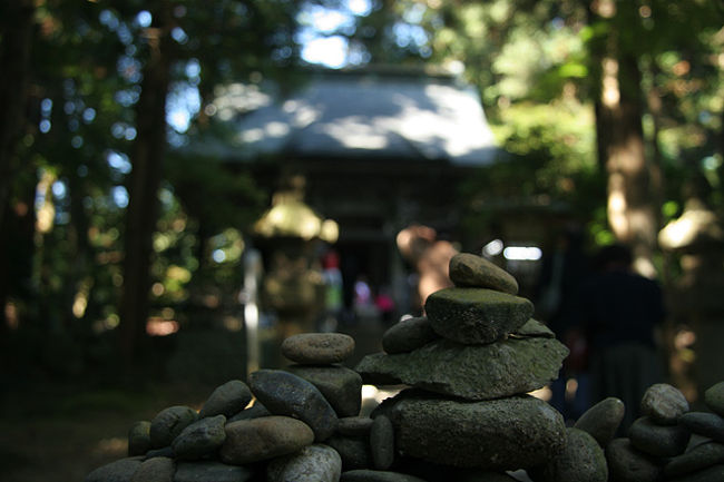 石を積み上げる光景は、こういう場所ではよく見られ<br />ますね。<br />どんな意味が有るのでしょか??