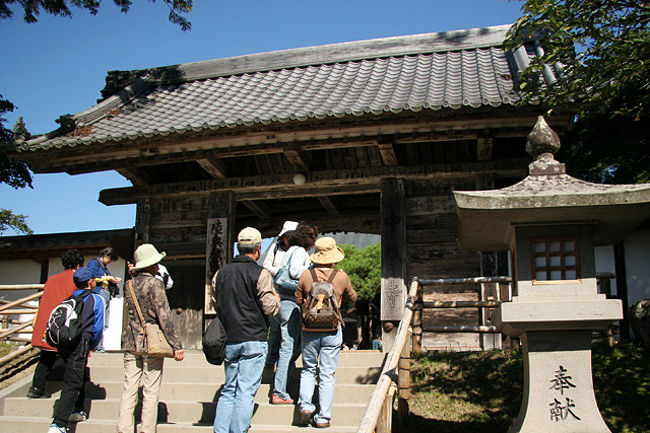 こちらが中尊寺です。<br />入口付近は記念撮影をする方々が、並んでいました。<br />一人の女性が、なんだか凄いポーズで決めていたので<br />てっきりモデルさん??!と思っていたら、中国からの<br />観光客でした。<br />撮影者に<br />『もっと下から撮って〜!』（多分そんな会話）とか、<br />構図に付いて、すんげぇ〜注文つけていました〜^^;<br />とにかく時間が掛かります。。。<br /><br />中尊寺↓<br />http://www.chusonji.or.jp/index.html