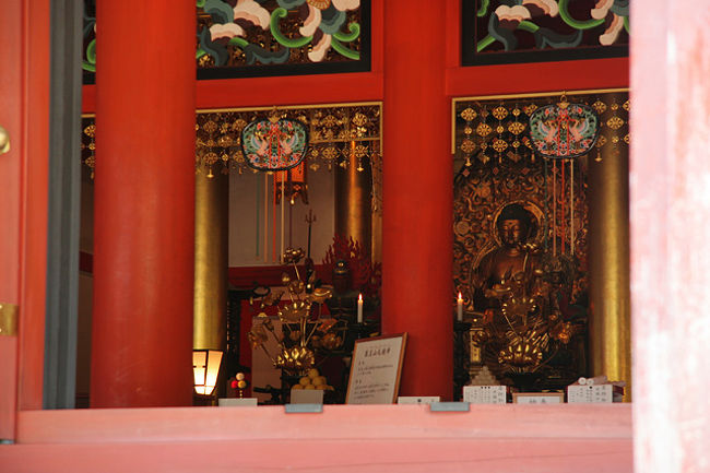 外から撮ったので見難いですが、<br />日光・月光両菩薩と本尊守護の四天王。