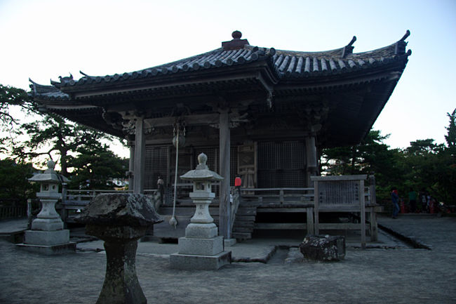 その先に見えるのは、松島のシンボル??<br />五大堂ですよ。<br />遅い時間だったので、人も居なく幸いでした。