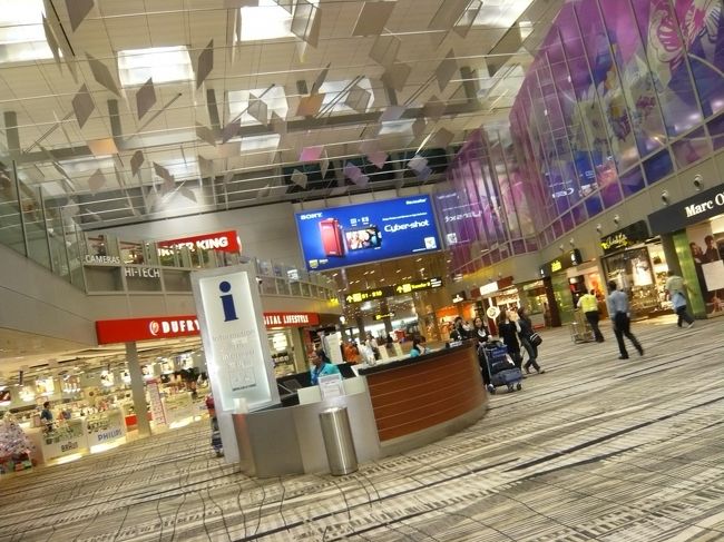 シンガポール・チャンギ国際空港で乗り継ぎ。<br />SQからSQの乗り継ぎなので、ターミナル間の移動はなし。次のフライトの搭乗ゲートNo.をロビーのモニターで確認。今回は、たまたま到着ゲートと同じゲートからの出発でした。（つまり、関空から乗ってきた機材で今度はパースまで向かったわけです。）<br /><br />第3ターミナルはショップやフードコートがたくさんあって、乗継時間も退屈しませんでした。<br /><br />そして時間となり、パースへ向かって離陸。<br />シンガポール航空215便<br />SIN19:35 - PER1:40(+1)