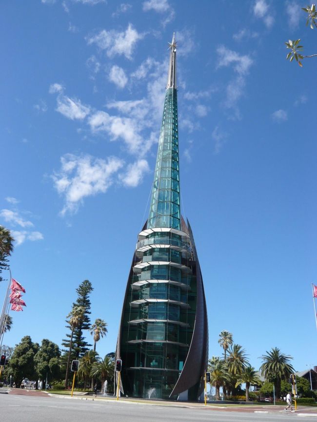 深夜の到着でしたので、ちょっと遅い朝を迎えました。<br /><br />パース初日は特に予定を入れず、街の地理を把握すべく、歩いて観光スポットを回りました。<br /><br />まずは、スワン川のほとりに建つ、「スワン・ベルズ・タワー」へ。