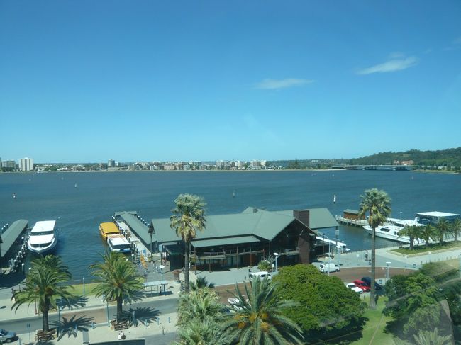 6階の展望台から、スワン川の風景を一望できます。<br /><br />いや〜、いきなりこんな素敵な景色が広がって。<br />この旅、かなり楽しめそうな予感。