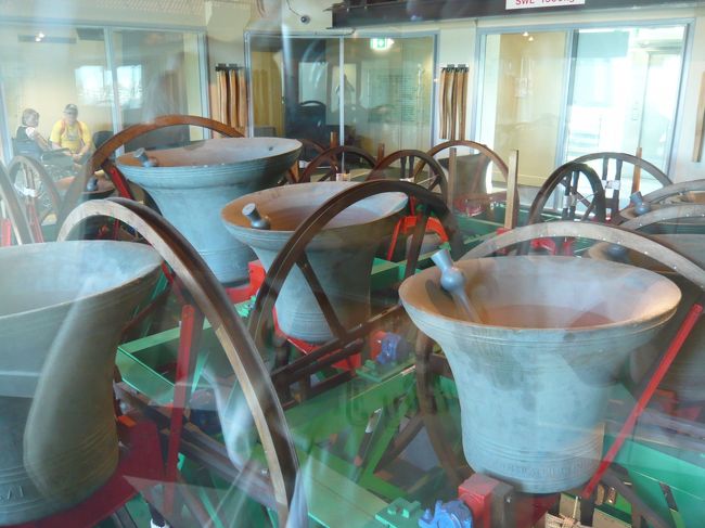 「スワン・ベルズ・タワー」の名の通り、毎定時には建物内にあるベルが打ち鳴らされます。<br /><br />周囲に響き渡る鐘の音、素敵でした。