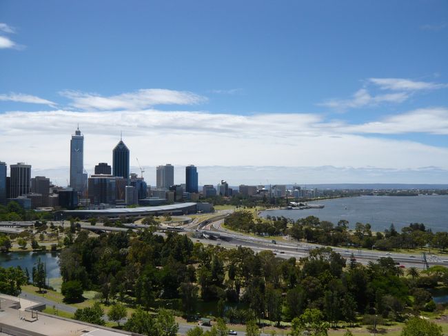 続いて、市内西部の高台にある「キングス・パーク」へ。<br /><br />ここから望むパース市内の景色は、惚れぼれしちゃいます。<br />「世界一美しい街・パース」と言われる訳が瞬時にして理解できます。