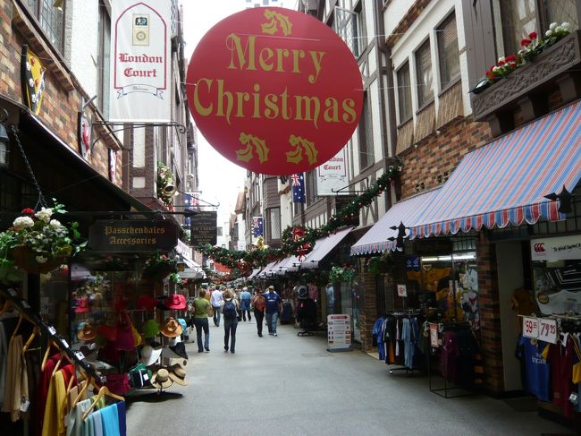 市内中心部へ戻り、「ロンドン・コート」へ。<br />クリスマスの飾りつけも始まっていました。<br /><br />ここは表通りのモダンな雰囲気とは対照的で、クラシックで独特な雰囲気があります。<br />ちょっとタイムスリップした感覚。<br /><br />ここにあった両替所はレートが良かったです。表通りから見えない隠れた場所なので、穴場なのかもしれません。