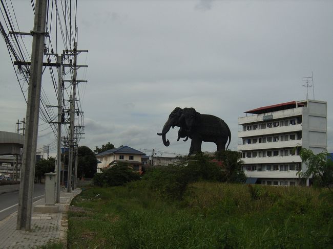 誰か降りるかなとか、<br />タイミングを見計らっていたら<br />通り過ぎてしまったよ。<br />路線バスをおりたところ<br />目印デカすぎっ！