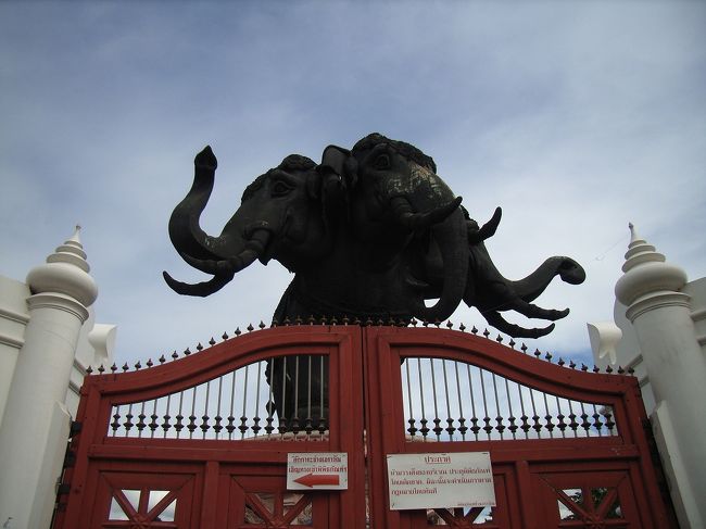 頭が二つ！三つ？<br />そうかエラワンだもんね。<br />（タイの神話に出てくる３つの頭を持つ神の使いの象のこと）<br />