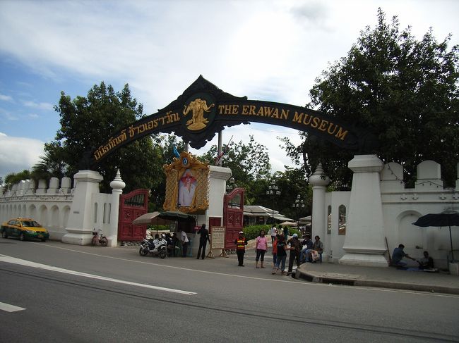 回り込んで正門へ