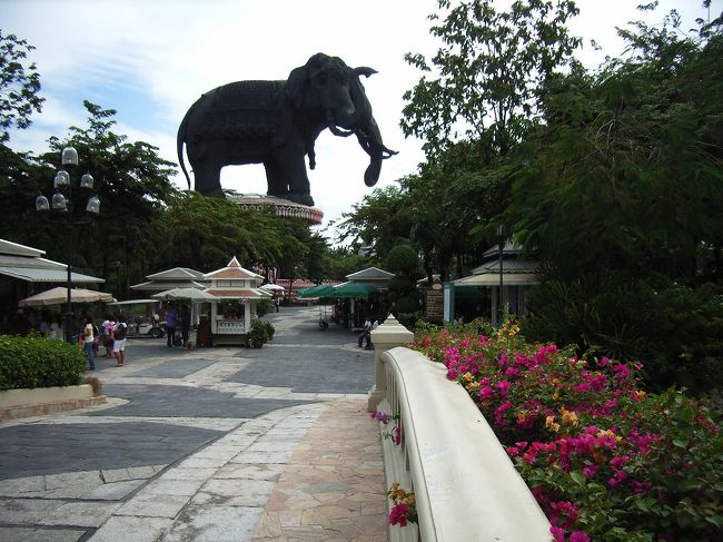 左手チケットブースで入場料１５０Ｂ<br />を支払い入場券とバッチをもらう。<br />（バッチは博物館入館時に回収）<br />