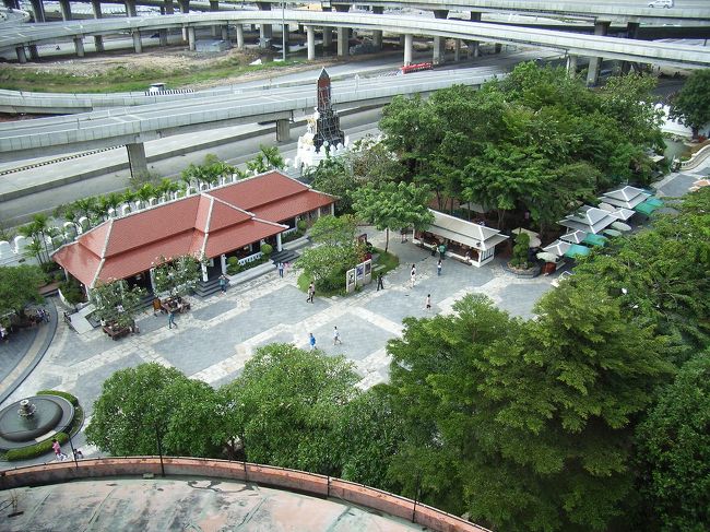 のぞき窓から外を望む