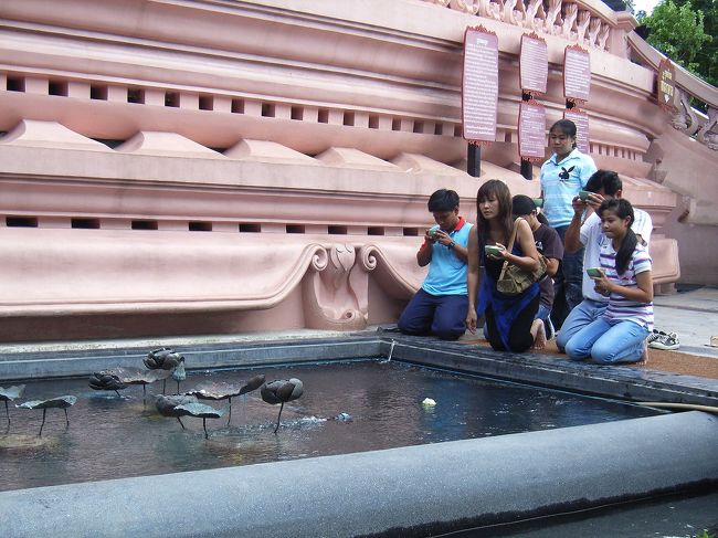 建物の周りは水路になっています。<br />灯篭流しだね。