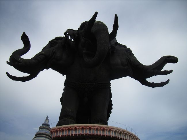 それにしてもでかいし<br />チョッと異様です。<br />Q:高さは何ｍでしょう？