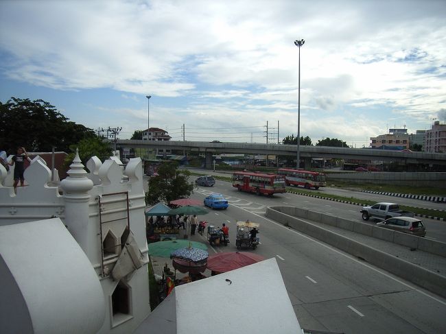 外周展望台から通りを望む<br />ちょうど赤バスがやって来た。（行った。）