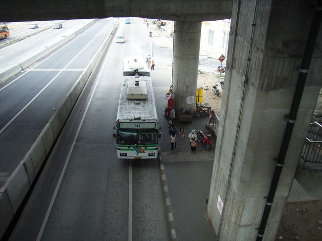 歩道橋を渡り上りバス乗場へ<br />あー５１１番が行っちゃうよー^_^;