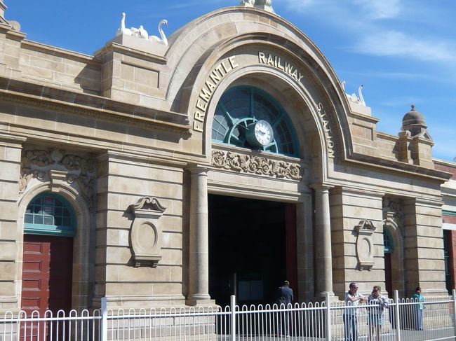 2008/11/17 Mon.<br />パースから電車で約30分（フリーマントル線）。スワン川の河口に位置するフリーマントルの街を散策しました。<br /><br />フリーマントル駅をはじめとして、所々に開拓時代の建物がそのまま残り、ヴィクトリア王朝時代の雰囲気が感じられます。