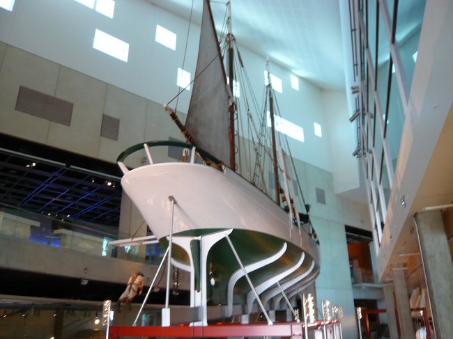 西オーストラリア海洋博物館<br /><br />オーストラリア海軍や捕鯨の歴史、伝統ある国際ヨットレース「アメリカス・カップ」に関する展示物がたくさんありました。