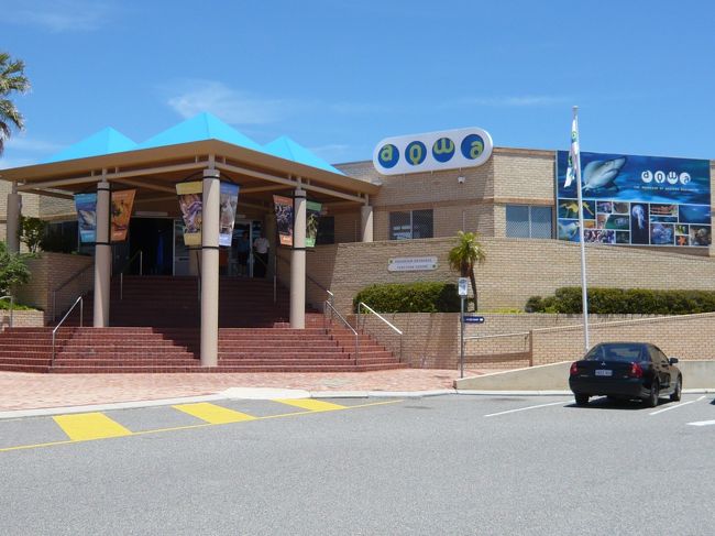 パース市内方向へ戻り、そのまま通過。<br />今度は北方向へ。<br />（Nettleton Rd→South Western Hwy→Albany Hwy→Tonkin Hwy→Great Eastern Hwy→Graham Farmer Fwy→Mitchell Fwy→Hepburn Ave）<br /><br />水族館「AQWA」に着きました。