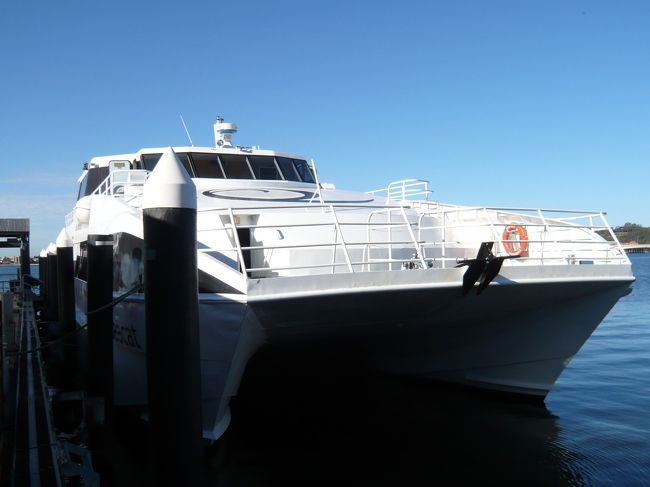 2008/11/19 Wed.<br />フェリーに乗って、ロットネスト島へ。<br /><br />パースからフリーマントルまで約1時間のスワン川クルーズ。<br />フリーマントルからは、30分ほどでロットネスト島に到着です。