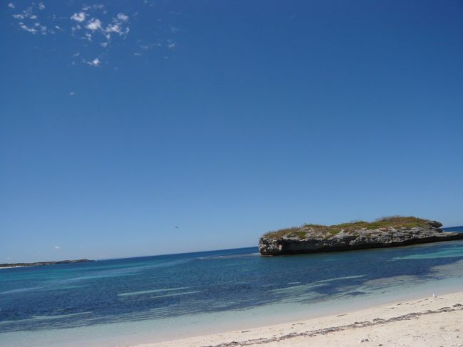 島に着いたら、自転車を借りてサイクリング。<br /><br />時間があれば、島をぐるっと1周してみましょう。<br />（朝一フェリーで来て最終フェリーで帰るパターンが良いです。）<br /><br />案外アップダウンがありますので、自転車はマルチギアタイプがオススメ。<br />出発点から島の西端までは約10km。直接向かうなら1時間〜1時間半が目安かな。<br /><br />途中の砂浜で休憩も挟んでのんびりしましょ。<br />そこにある景色が疲れを吹き飛ばしてくれます。<br />ホント、美しい風景です。<br /><br />