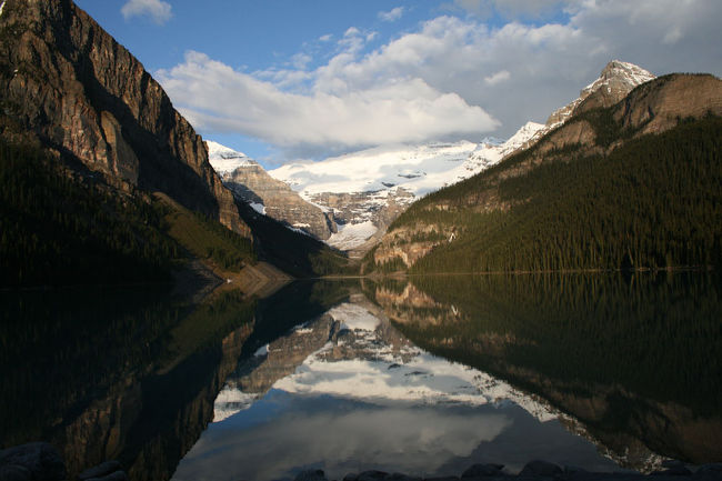 早朝のレイクルイーズ<br />早朝５時過ぎだったかな？<br />宿泊者のみが見れる<br />湖に反射する景色。