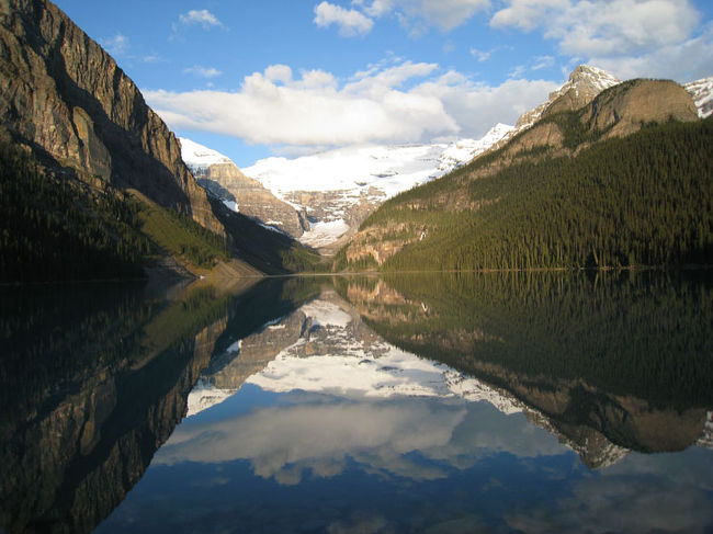 早朝は湖に風がない為に景色が反面します。