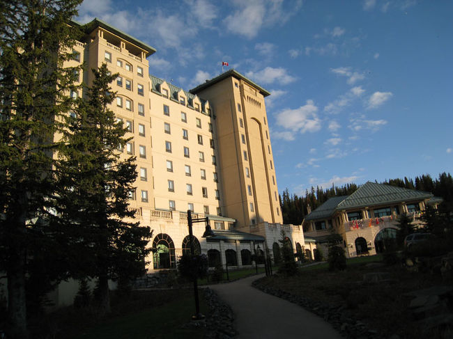 玄関のほうへ回ります。<br /><br />御散歩コースは沢山あるのですが<br />一人では怖いので（熊が）<br />ホテル周辺を御散歩します。